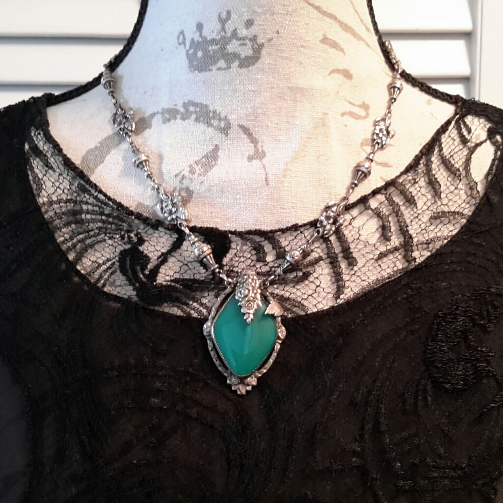 Vintage Chrysoprase Necklace - Picture 6 of 6
